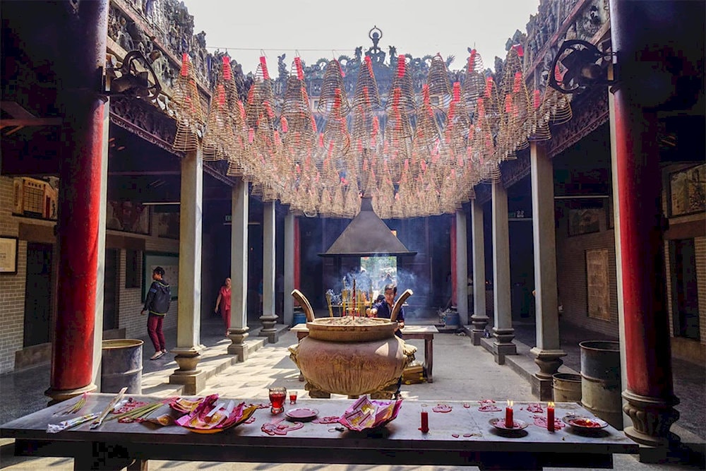 Không gian chùa luôn nghi ngút khói hương
